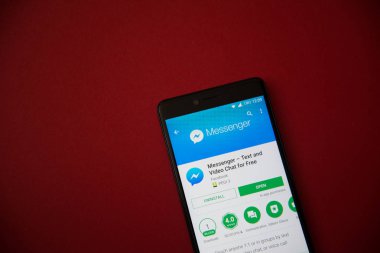 Los Angeles, 11 Aralık 2017: Smartphone Facebook messenger uygulamasını Google ile oynamak mağaza kırmızı zemin üzerine