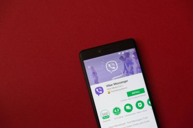 Los Angeles, 11 Aralık 2017: Smartphone Google Viber uygulamasıyla oynamak mağaza kırmızı zemin üzerine