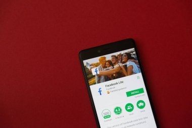 Los Angeles, 11 Aralık 2017: Smartphone Google Facebook lite uygulaması ile oynamak mağaza kırmızı zemin üzerine