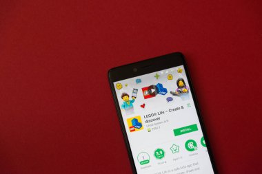 Los Angeles, 11 Aralık 2017: Lego yaşam uygulama Google ile Smartphone oynamak mağaza kırmızı zemin üzerine