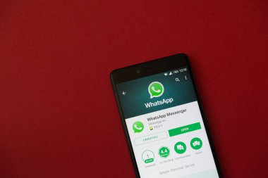 Los Angeles, 11 Aralık 2017: Whatsapp uygulama Google ile Smartphone oynamak mağaza kırmızı zemin üzerine