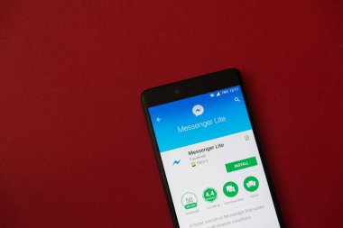 Los Angeles, 11 Aralık 2017: Smartphone Messenger lite uygulaması Google ile oynamak mağaza kırmızı zemin üzerine