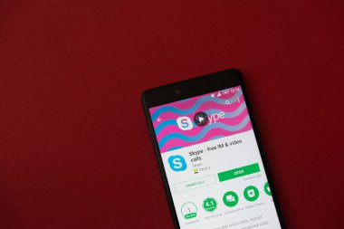 Los Angeles, 11 Aralık 2017: Smartphone Skype uygulama Google ile oynamak mağaza kırmızı zemin üzerine