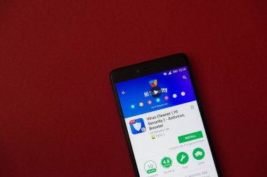 Los Angeles, 11 Aralık 2017: Smartphone virüs temizleyici uygulama Google ile oynamak mağaza kırmızı zemin üzerine