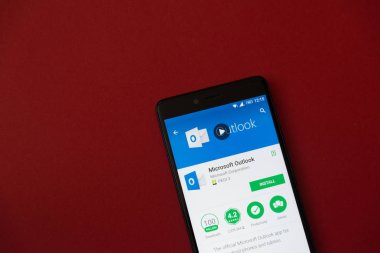 Los Angeles, 11 Aralık 2017: Microsoft office outlook uygulamasında google ile Smartphone oynamak mağaza kırmızı zemin üzerine
