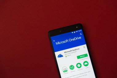 Los Angeles, 11 Aralık 2017: Smartphone ile Microsoft Onedrive uygulama Google oyun deposu kırmızı zemin üzerine
