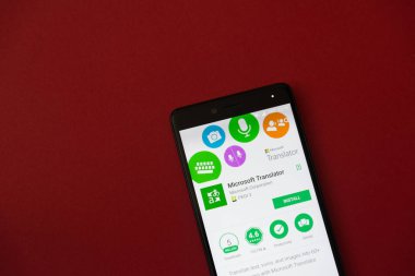 Los Angeles, 11 Aralık 2017: Smartphone Microsoft çevirmen uygulama Google ile oynamak mağaza kırmızı zemin üzerine