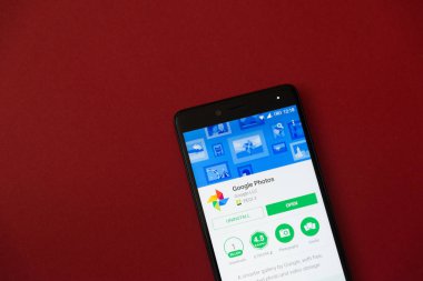Los Angeles, 11 Aralık 2017: Smartphone Google ile fotoğraf kırmızı bir arka plan üzerinde google oyun deposuna uygulama