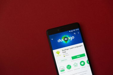 Los Angeles, 11 Aralık 2017: Smartphone Duolingo uygulama Google ile oynamak mağaza kırmızı zemin üzerine