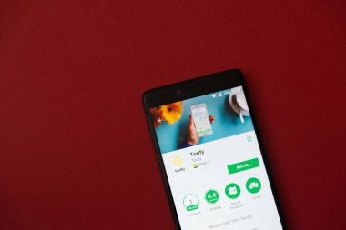 Los Angeles, 11 Aralık 2017: Smartphone Taxify uygulama Google ile oynamak mağaza kırmızı zemin üzerine