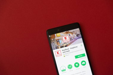 Los Angeles, 11 Aralık 2017: Smartphone Kaufland uygulama Google ile oynamak mağaza kırmızı zemin üzerine