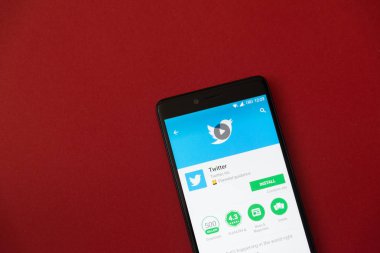 Los Angeles, 11 Aralık 2017: Smartphone Google Twitter uygulama ile oynamak mağaza kırmızı zemin üzerine