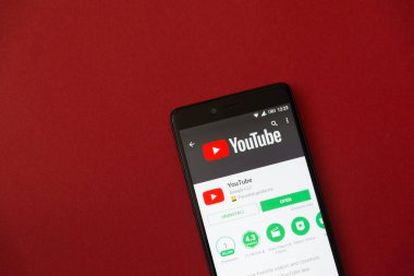 Los Angeles, 11 Aralık 2017: Smartphone Google Youtube uygulaması ile oynamak mağaza kırmızı zemin üzerine