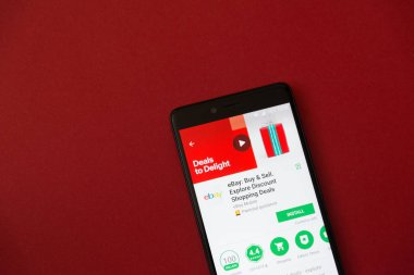 Los Angeles, 11 Aralık 2017: Smartphone ile Ebay kullanma Google oyun deposu kırmızı zemin üzerine