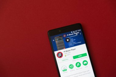 Los Angeles, 11 Aralık 2017: Smartphone Pi müzik çalar uygulaması Google ile oynamak mağaza kırmızı zemin üzerine