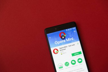 Los Angeles, 11 Aralık 2017: Opera mini uygulama Google ile Smartphone oynamak mağaza kırmızı zemin üzerine