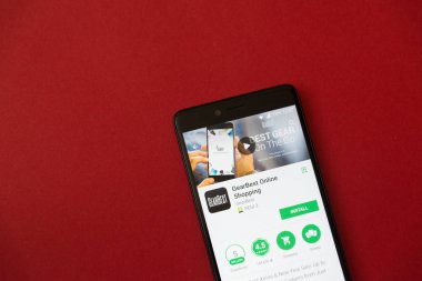 Los Angeles, 11 Aralık 2017: Smartphone Gearbest uygulama Google ile oynamak mağaza kırmızı zemin üzerine