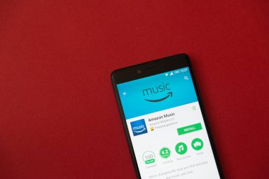 Los Angeles, 11 Aralık 2017: Amazon müzik uygulaması Google ile Smartphone oynamak mağaza kırmızı zemin üzerine