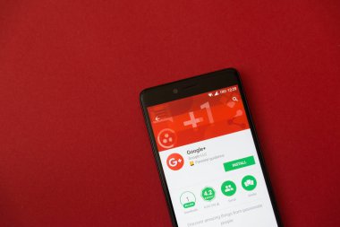 Los Angeles, 11 Aralık 2017: Smartphone Google plus Google uygulama ile oynamak mağaza kırmızı zemin üzerine