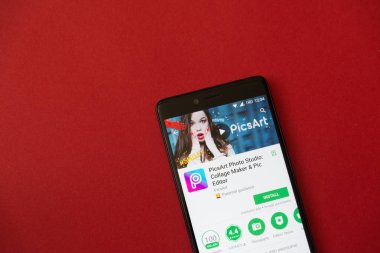 Los Angeles, 11 Aralık 2017: Smartphone Picsart uygulama Google ile oynamak mağaza kırmızı zemin üzerine