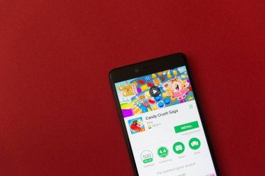 Los Angeles, 11 Aralık 2017: Smartphone şeker ezmek saga oyunu uygulama Google ile oynamak mağaza kırmızı zemin üzerine