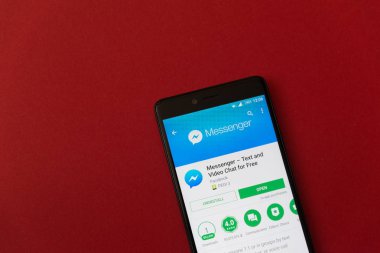 Los Angeles, 11 Aralık 2017: Smartphone Facebook messenger uygulamasını Google ile oynamak mağaza kırmızı zemin üzerine