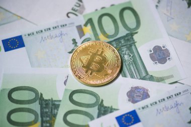 Bitcoin yüz euro faturaları arka plan üzerinde