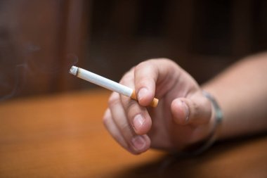 Adam Sigara İçilmeyen, el ahşap tablo