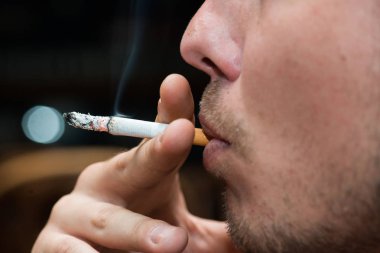 Adam Sigara İçilmeyen, kısmi yüz görüntü