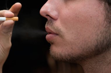 Adam Sigara İçilmeyen, kısmi yüz görüntü