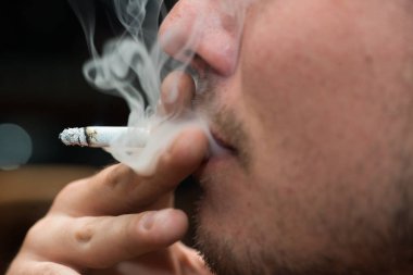 Adam Sigara İçilmeyen, kısmi yüz görüntü