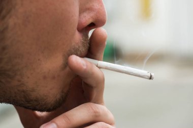 Adam Sigara İçilmeyen, kısmi yüz görüntü