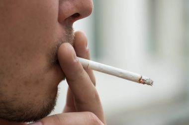 Adam Sigara İçilmeyen, kısmi yüz görüntü