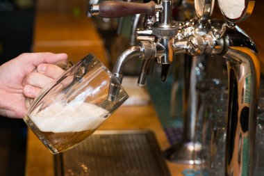 Bira barmen el Close-Up dokunun bir fıçı bira bira döküyor
