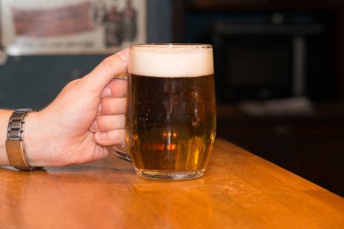 Adam tutarak büyük bira