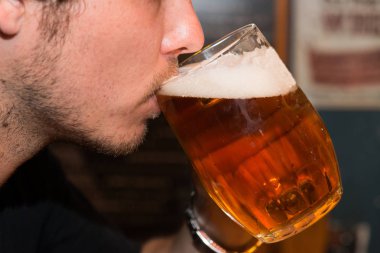 Adam içki bira, kısmi yüz görüntü