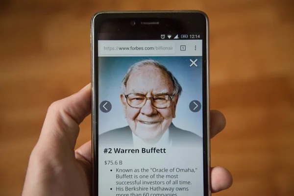 London December 2017 Warren Buffett Forbes Website Mobile Phone Version — Stock Photo, Image