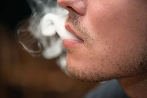 Homem Fumando Cigarro Exibição Facial Parcial — Fotografia de Stock