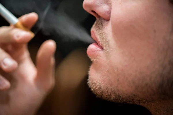 Homem Fumando Cigarro Exibição Facial Parcial — Fotografia de Stock