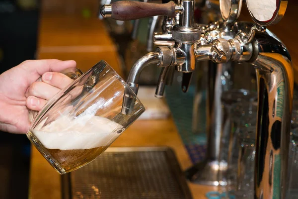 Close Van Barman Hand Bier Tap Een Tapbiertje Lager Gieten — Stockfoto