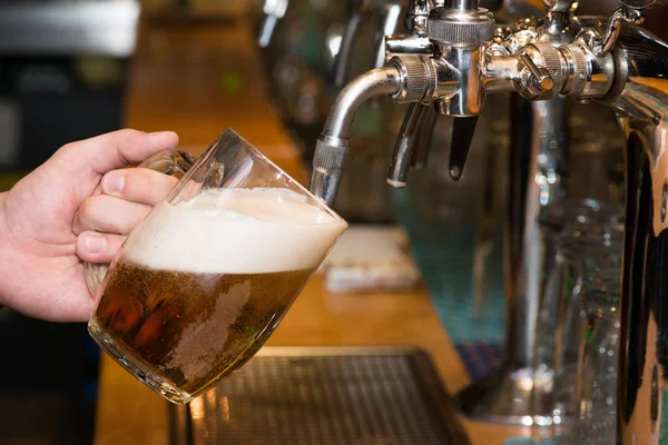 Close Van Barman Hand Bier Tap Een Tapbiertje Lager Gieten — Stockfoto