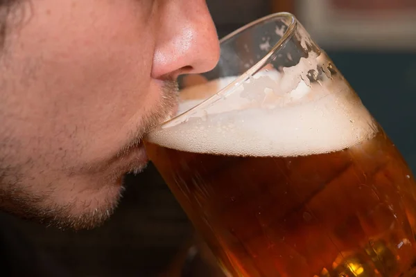 Man Drinken Bier Gedeeltelijke Gezicht Weergeven — Stockfoto