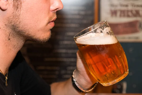 Man Drinken Bier Gedeeltelijke Gezicht Weergeven — Stockfoto