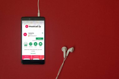 Los Angeles, 11 Ocak 2018: Smartphone Uygulama google oyun takılı kulaklık ile kırmızı zemin üzerine depolamak ve uzay kopyalamak Musical.ly ile