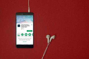 Los Angeles, 11 Ocak 2018: Smartphone ile Adobe photoshop hızlı uygulama google oyun takılı kulaklık ile kırmızı zemin üzerine depolamak ve uzay kopyalamak