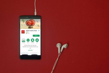 Los Angeles, 11 Ocak 2018: Smartphone ile yaratıcı bulut uygulaması google oyun takılı kulaklık ile kırmızı zemin üzerine depolamak ve uzay kopyalamak Adobe