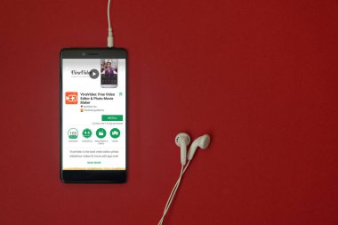 Los Angeles, 11 Ocak 2018: Smartphone Uygulama google oyun takılı kulaklık ile kırmızı zemin üzerine depolamak ve uzay kopyalamak Vivavideo ile