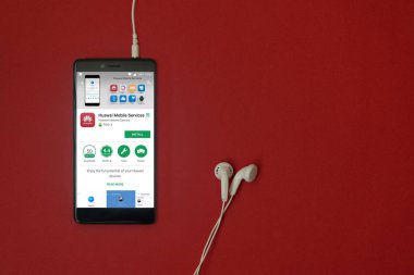 Los Angeles, 11 Ocak 2018: Smartphone telefon hizmetleri uygulama google oyun takılı kulaklık ile kırmızı zemin üzerine depolamak ve uzay kopyalamak Huawei ile