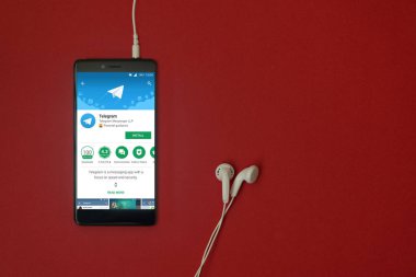 Los Angeles, 11 Ocak 2018: Smartphone Uygulama google oyun takılı kulaklık ile kırmızı zemin üzerine depolamak ve uzay kopyalamak telgraf ile