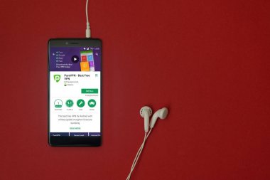Los Angeles, 11 Ocak 2018: Smartphone Uygulama google oyun takılı kulaklık ile kırmızı zemin üzerine depolamak ve uzay kopyalamak Purevpn ile